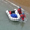 Lực lượng chức năng phát hiện một chiếc thuyền được cho là do người di cư sử dụng để vào Anh. (Nguồn: Sky News)