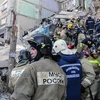 Nhân viên nỗ lực tìm kiếm nạn nhân dưới những đống đổ nát sau vụ sập chung cư ở Magnitogorsk ngày 1/1/2019. (Ảnh: AFP/TTXVN)