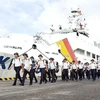 Cán bộ, chiến sỹ hải quân lên tàu, ra nhận nhiệm vụ tại huyện đảo Trường Sa. (Ảnh: Hoàng Hùng/TTXVN)