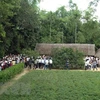 Người dân thăm quê nội của Bác tại làng Sen, xã Kim Liên, Nam Đàn, Nghệ An. (Ảnh: Lan Xuân/TTXVN)
