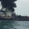 Những cuộn khói đen nghi ngút bốc lên trong vụ cháy tàu chở dầu. (Nguồn: CNN)