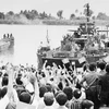 Hàng ngàn người dân thủ đô Phnom Penh lưu luyến tiễn đưa các chiến sỹ Quân đoàn 4-Binh đoàn Cửu Long quân tình nguyện Việt Nam hoàn thành nghĩa vụ quốc tế, lên đường trở về nước, sáng 2/5/1983. (Ảnh: TTXVN)