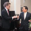 Thứ trưởng Thường trực Bộ Ngoại giao Bùi Thanh Sơn và Đại sứ Thụy Điển tại Việt Nam Pereric Högberg nâng cốc chúc mừng. (Ảnh: Lâm Khánh/TTXVN)