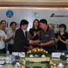 Đại diện Sở Nông nghiệp và Phát triển nông thôn tỉnh Đắk Lắk và đại diện Tổ chức Động vật Châu Á tại Việt Nam ký kết thỏa thuận. (Ảnh: Phạm Cường/TTXVN)