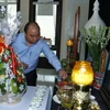 Thủ tướng Nguyễn Xuân Phúc đến thắp hương tưởng nhớ đồng chí Phan Văn Khải, nguyên Ủy viên Bộ Chính trị, nguyên Thủ tướng Chính phủ. (Ảnh: Thống Nhất/TTXVN)