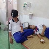Các em học sinh được điều trị tại Bệnh viện đa khoa huyện Trần Văn Thời. (Ảnh: Huỳnh Thế Anh/TTXVN)