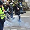 Người biểu tình 'Áo vàng' sử dụng hơi cay trong cuôc biểu tình tại Nantes, Pháp, ngày 5/1/2019. (Ảnh: AFP/TTXVN)