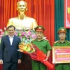 Chủ tịch Ủy ban Nhân dân thành phố Đà Nẵng Huỳnh Đức Thơ khen thưởng Ban chuyên án 67C. (Ảnh: Nguyễn Sơn/TTXVN)