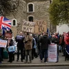 Những người ủng hộ và phản đối Brexit tuần hành bên ngoài Hạ viện Anh tại thủ đô London, ngày 15/1/2019. (Ảnh: THX/TTXVN)