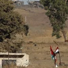 Quốc kỳ Syria được treo gần khu định cư Ein Zivan trên Cao nguyên Golan bị Israel chiếm đóng. (Nguồn: AFP/TTXVN)