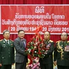 Đại sứ Nguyễn Bá Hùng (trái) trao hoa chúc mừng 70 năm Ngày thành lập Quân đội nhân dân Lào. (Ảnh: Xuân Tú/TTXVN)