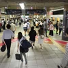 Hành khách tại một nhà ga tàu điện ngầm ở thủ đô Tokyo, Nhật Bản. (Nguồn: Ảnh: AFP/TTXVN)