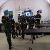 Các chiến sỹ mũ nồi xanh Việt Nam diễn tập xử lý tình huống y tế trên bộ trang bị Bệnh viện dã chiến cấp 2 số 1. (Ảnh: Nguyễn Xuân Khu/TTXVN)
