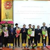 Các lãnh đạo tỉnh Bắc Ninh trao giấy chứng nhận cho các nhà đầu tư. (Ảnh: Trương Diệp/TTXVN)