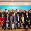 Khách mời quốc tế và đại diện cán bộ Chi nhánh Vietnam Airlines tại Hong Kong chụp ảnh lưu niệm. (Ảnh: Xuân Tuấn/Vietnam+)