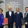 Thủ tướng Nguyễn Xuân Phúc cùng Chủ tịch điều hành và sáng lập WEF Klaus Schwab chứng kiến Lễ ký thỏa thuận hợp tác về xây dựng Trung tâm Cách mạng công nghiệp 4.0. (Ảnh: Thống Nhất/TTXVN)