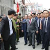 Thủ tướng Nguyễn Xuân Phúc với nhân dân tỉnh xã Xuân Trúc, huyện Ân Thi, tỉnh Hưng Yên. (Ảnh: Dương Giang/TTXVN)