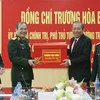 Phó Thủ tướng Thường trực Chính phủ Trương Hòa Bình tặng quà Tết cho Viện Kiểm sát quân sự Trung ương. (Ảnh: Doãn Tấn/TTXVN)