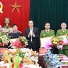Chủ tịch Ủy ban Nhân dân tỉnh Lạng Sơn Phạm Ngọc Thưởng trao tặng bằng khen cho tập thể các lực lượng tham gia phá án. (Ảnh: Thái Thuần/TTXVN)