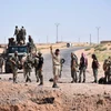 Lực lượng Chính phủ Syria tuần tra trên tuyến đường nối Kabajeb với Al-Shula, ngoại ô Deir Ezzor. (Ảnh: AFP/TTXVN)