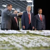 Tổng thống Mỹ Donald Trump trong một lần thăm nhà máy của Foxconn. (Nguồn: AP)