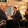 Đại sứ Việt Nam và khách quốc tế thăm các gian hàng Việt Nam tại Triển lãm du lịch Brussels. (Ảnh: Kim Chung/TTXVN)