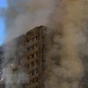Khói bốc lên từ tòa chung cư Grenfell Tower bị cháy ở London ngày 14/6/2017 vừa qua. (Ảnh: EPA/TTXVN)