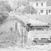 Cầu Hồ Kiều ở thị xã Lào Cai, tỉnh Hoàng Liên Sơn (nay thuộc tỉnh Lào Cai) bị địch dùng thuốc nổ phá sập khi rút lui, cuối tháng 3/1979. (Ảnh: Nguyễn Trân/TTXVN)