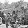 Dân quân huyện Văn Quán, tỉnh Lạng Sơn vừa bám trụ chiến đấu, vừa tổ chức vận chuyển đạn kịp thời đến trận địa phục vụ bộ đội pháo binh tiêu diệt địch, ngày 27/2/1979. (Ảnh: Hà Việt/TTXVN)