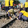Lực lượng công nhân đường sắt đang khẩn trương, sửa chữa khắc phục tuyến đường sắt sau sự cố tàu trật bánh tại khu gian Hố Nai-Biên Hòa. (Ảnh: Sỹ Tuyên/TTXVN)
