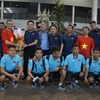 Đội tuyển U22 chụp ảnh lưu niệm với người hâm mộ ra đón đoàn tại sân bay quốc tế Phnom Penh. (Ảnh: Nhóm phóng viên TTXVN tại Campuchia)