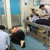 Công nhân nghi bị ngộ độc thực phẩm được cấp cứu tại Bệnh viện quận Tân Phú. (Ảnh: Đinh Hằng/TTXVN)