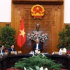 Thủ tướng Nguyễn Xuân Phúc chủ trì cuộc họp về công tác chuẩn bị sơ kết Nghị quyết 120/NQ-CP về phát triển bền vững đồng bằng sông Cửu Long ứng phó với biến đổi khí hậu. (Ảnh: Thống Nhất/TTXVN)