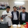 Đoàn kiểm tra liên ngành an toàn vệ sinh thực phẩm thành phố Hà Nội kiểm tra tại các nhà hàng ăn uống Phủ Tây Hồ. (Ảnh: Tuyết Mai/TTXVN)