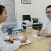 Bác sỹ Trần Bảo Anh, Trưởng phòng Kế hoạch tổng hợp Bệnh viện Đa khoa tỉnh Khánh Hòa thông tin về vụ việc. (Ảnh: TTXVN)