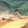 Các đơn vị thi công xây dựng thân đập công trình hồ chứa nước Đồng Mít. (Ảnh: Nguyên Linh/TTXVN)
