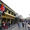 Cờ Mỹ, cờ Triều Tiền và cờ Việt Nam được trang trí tại đường phố ở Hà Nội. (Ảnh: Minh Quyết/TTXVN)