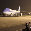 Chuyên cơ Air Force One của Tổng thống Donald Trump hạ cánh xuống sân bay quốc tế Nội Bài lúc 20 giờ 58 phút. (Ảnh: Phương Hoa/TTXVN)