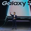 Tổng Giám đốc Samsung Vina Suh Kyung Wook giới thiệu phiên bản Galaxy S10 tại thị trường Việt Nam. (Ảnh: Tiến Lực/TTXVN)