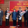 Ban Chấp hành Đảng bộ tỉnh Lai Châu tặng hoa chúc mừng các cán bộ tại buổi lễ. (Ảnh: Quý Trung/TTXVN)
