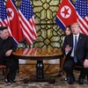 Tổng thống Mỹ Donald Trump (phải) và Chủ tịch Triều Tiên Kim Jong-un trong cuộc gặp riêng tại ngày làm việc thứ hai của Hội nghị thượng đỉnh Mỹ-Triều lần hai ở Hà Nội, ngày 28/2/2019. (Ảnh: AFP/TTXVN)