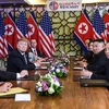 Tổng thống Mỹ Donald Trump (thứ 3, trái) và Chủ tịch Triều Tiên Kim Jong-un (thứ 2, phải) tại cuộc họp mở rộng với các quan chức hai nước trong ngày thứ hai của Hội nghị thượng đỉnh Mỹ-Triều lần hai ở Hà Nội, ngày 28/2/2019. (Ảnh: AFP/TTXVN) 