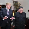 Tổng thống Mỹ Donald Trump (trái) và Chủ tịch Triều Tiên Kim Jong-un trong cuộc gặp đầu tiên ở Hà Nội ngày 27/2/2019. (Ảnh: AFP/TTXVN)