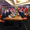 Tổng thống Mỹ Donald Trump và Chủ tịch Triều Tiên Kim Jong-un tại cuộc họp mở rộng. (Ảnh: AFP/TTXVN)