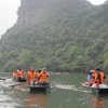 Đoàn phóng viên quốc tế tham quan Khu du lịch Tràng An, tỉnh Ninh Bình. (Ảnh: Hải Yến/TTXVN)