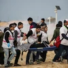Nhân viên y tế chuyển người Palestine bị thương trong cuộc đụng độ với binh sỹ Israel tại khu vực biên giới Dải Gaza-Israel, ngày 19/2/2019. (Ảnh: THX/ TTXVN)