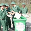 Bộ đội biên phòng tham gia dọn rác tại bãi biển. (Ảnh minh họa: Huỳnh Phúc Hậu/TTXVN)