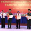 Chủ tịch UBND tỉnh Tây Ninh Phạm Văn Tân tặng bằng khen của Bộ trưởng Bộ Quốc phòng cho 1 tập thể và 2 cá nhân có thành tích đóng góp cho Bộ đội biên phòng. (Ảnh: Lê Đức Hoảnh/TTXVN)