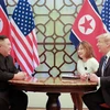 Tổng thống Mỹ Donald Trump (phải) và Chủ tịch Triều Tiên Kim Jong-un tại hội nghị thượng đỉnh Mỹ-Triều lần hai ở Hà Nội ngày 28/2/2019. Ảnh: AFP/TTXVN