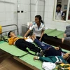 Các cháu học sinh đang được chăm sóc, theo dõi tại Bệnh viện Đa khoa tỉnh Hải Dương. (Ảnh: Mạnh Tú/TTXVN)